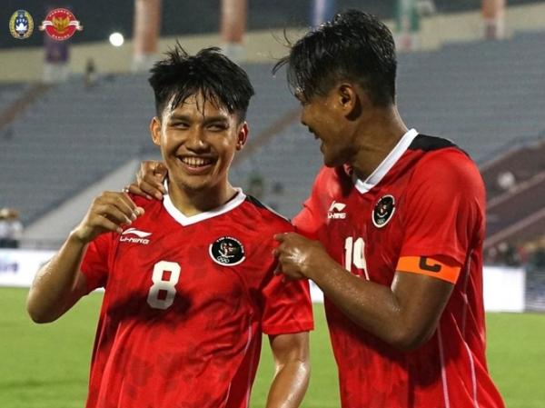 Witan Sulaeman dan Fachruddin Aryanto Winger Timnas Indonesia, Witan Sulaeman merayakan gol ke gawang Timor Leste bersama kapten Fachruddin Aryanto pada laga kedua Grup A SEA Games 2021 di Stadion Viet Tri, Phu Tho, Selasa (10/5/2022). (Foto: Twitter/@PSSI)