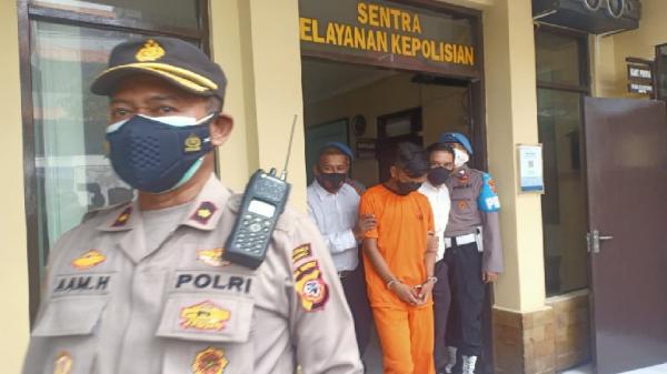 Tersangka Rizal Ardiana digelandang petugas Polsek Cibeunying Kidul. (FOTO: iNews.id/AGUS WARSUDI)