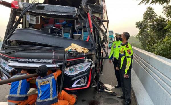 Ngeri, Tabrakan Beruntun 4 Bus, Mobil Dan Truk Di Exit Tol Karanganyar ...