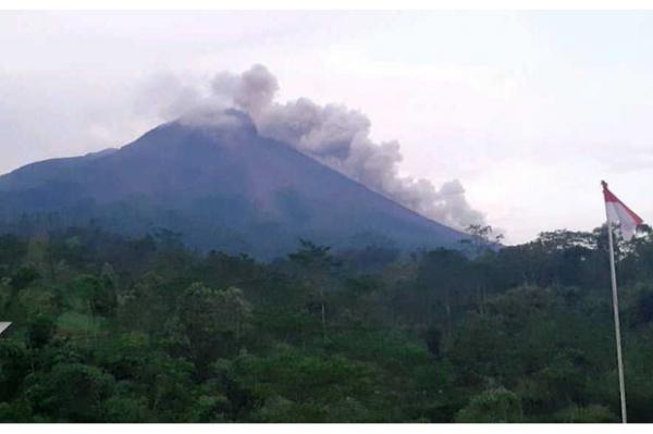 Gunung Merapi menyemburkan awan panas. (Foto : BPPTKG)