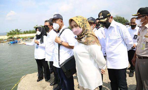 Kunjungi Lokasi Kebakaran Kapal di Cilacap, Menteri Kelautan: Atasi 554 ABK Menganggur