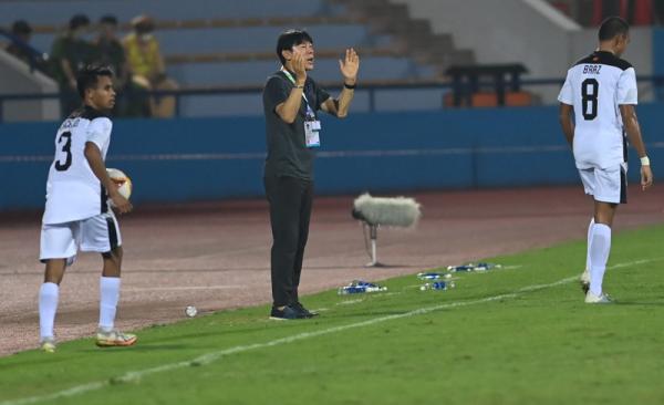 Shin Tae-yong Pelatih Timnas Indonesia Shin Tae Yong (tengah) memberikan arahan saat melawan Timor Leste di SEA Games 2021, Selasa (10/5/2022). (ANTARA FOTO/Aditya Pradana Putra)