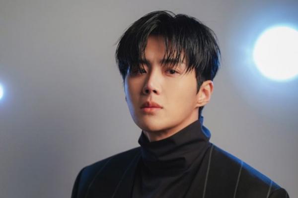 Comma hair, Model Rambut Pria yang Jadi Tren saat Ini. (Foto: soompi)