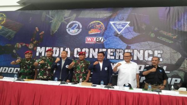 PUSDIKLATPASSUS SKYDIVING INDOOR Danpusdiklatpassus Batujajar Brigjen TNI Agus Sasmita membuka Kejurna Indoor Skydiving. (FOTO: ADI HARYANTO)