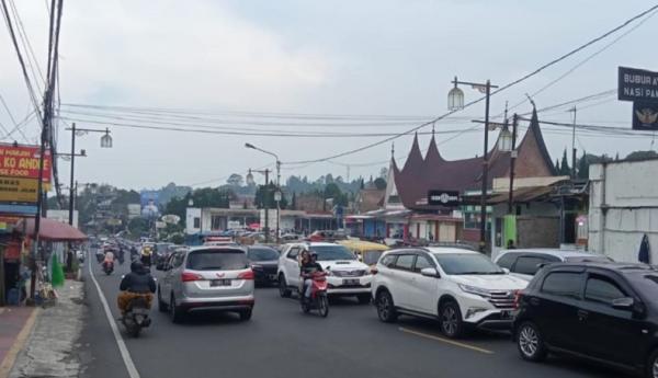 Jalur Puncak Cianjur Macet, Kendaraan Antre hingga 15 Kilometer