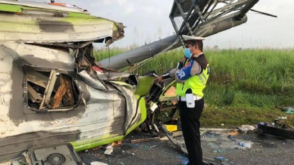 Kecelakaan Bus pariwisata Ardiansyah tabrak tiang beton VMS di KM 712 Tol Mojokerto-Surabaya sebabkan 13 orang tewas dan 12 luka berat. (Foto: MPI/Lukman Hakim)