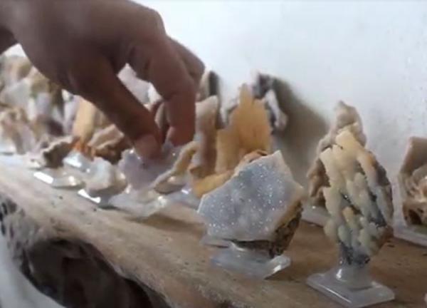 Koleksi batu kristal milik ASN Kota Parepare yang diminati kolektor dunia. (Foto: iNews TV/Erwin Eka P)