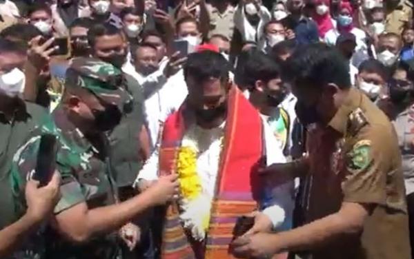 Raffi Ahmad disambut Wali Kota Medan Bobby nasution dengan kain ulos. (Foto: iNews TV)