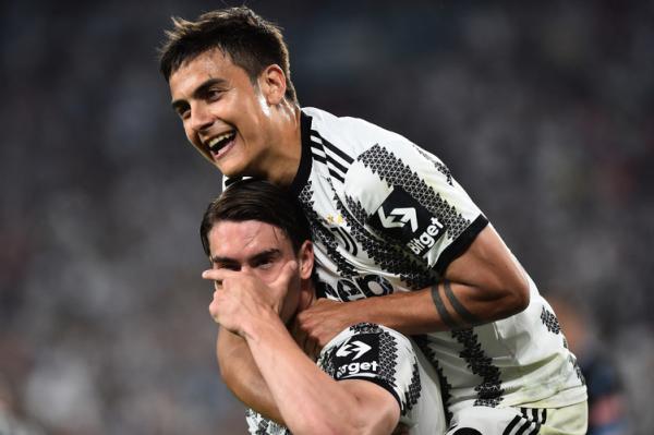 Striker Juventus, Dusan Vlahovic merayakan gol ke gawang Lazio bersama Paulo Dybala dalam laga Liga Italia 2021/2022 di Stadion Allianz, Turin, Selasa (17/5/2022). (Foto: REUTERS/Massimo Pinca)