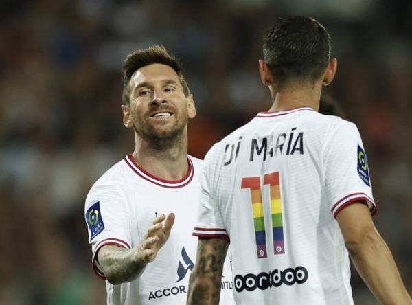 Lionel Messi dan Angel Di Maria Pemain PSG, Lionel Messi dan Angel Di Maria mengenakan jersey spesial saat timnya melawan Montpellier di Stadion Mosson, Minggu (15/5/2022). Terdapat warna pelangi di jersey tersebut sebagai bentuk dukungan PSG kepada komunitas LGBT. (Foto: REUTERS)