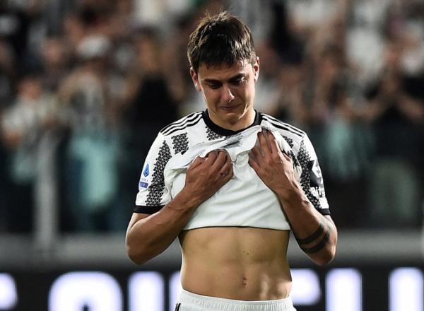 Paulo Dybala menangis seusai mengucapkan salam perpisahan kepada fans Juventus di Stadion Allianz, Turin, Selasa (17/5/2022). Striker asal Argentina itu akan hengkang dari Juventus pada akhir musim ini. (Foto: REUTERS)
