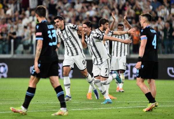 Striker Juventus, Alvaro Morata dan Dusan Vlahovic Striker Juventus, Alvaro Morata merayakan gol ke gawang Lazio bersama Dusan Vlahovic dalam laga Liga Italia 2021/2022 di Stadion Allianz, Turin, Selasa (17/5/2022). (Foto: REUTERS/Massimo Pinca)