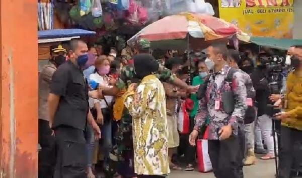 Tangakapan layar saat anggota Paspampres menurunkan tangan usai mengadang Mensos Risma.