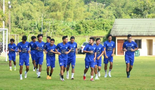 arema fc Tim Arema FC melakukan persiapan jelang uji coba pramusim melawan PSIS Semarang, Rabu (18/5/2022). (Foto: MPI/Avirista Midaada).