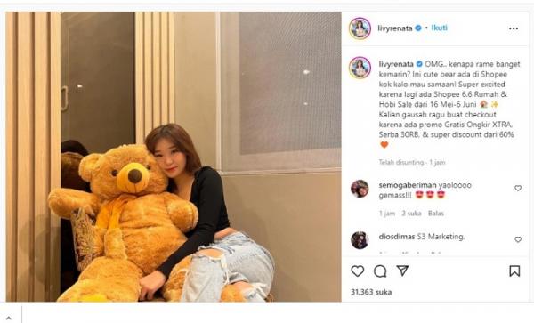 Livy Renata mengungkap asal usul boneka yang dipeluknya merupakan hasil kesenangannya berbelanja di Shopee 6.6 Rumah Hobi dan Sale. (Foto: Instagram/tangkapan layar)