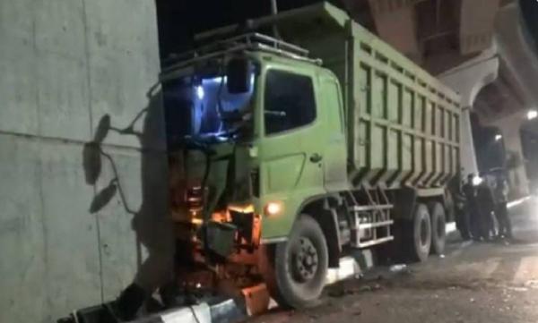 Truk Hilang Kendali Tabrak Pemotor di Palembang, Korban Tewas Terseret 