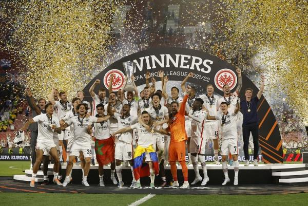 Frankfurt juara Liga Europa Eintracht Frankfurt menjadi juara Liga Europa 2021-2022. Frankfurt menang atas Rangers FC di babak adu penalti dengan skor akhir 5-4. (foto: REUTERS/Albert Gea).
