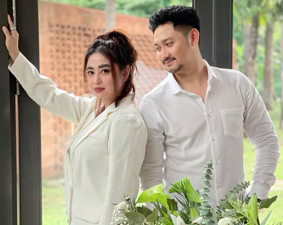 Artis Menikah dengan Manajer. (Foto: Instagram)