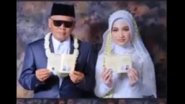 H Sondani dan Evi menunjukkan buku nikah. (FOTO: iNews/TOISKANDAR)