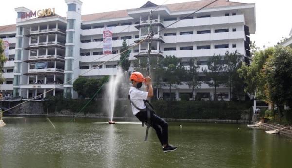 Flying fox di Universitas Muhammadiyah Malang (UMM) viral di media sosial. (Foto: Avirista Midaada).