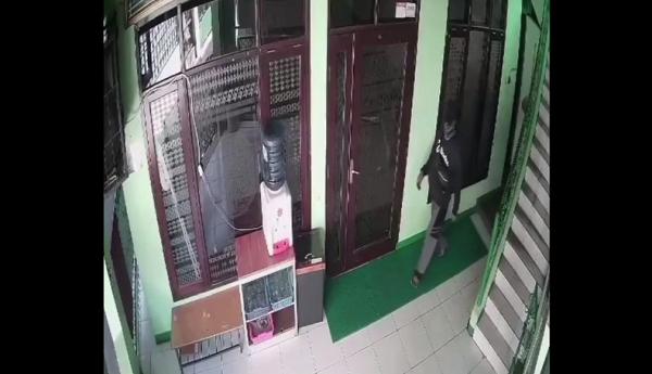 Terekam CCTV Pria Di Bandung Nekat Gasak Kotak Amal Masjid Saat Warga ...