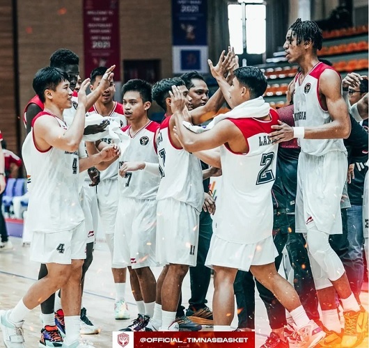 Timnas Basket Indonesia Timnas Basket Putra Indonesia mengukir sejarah di SEA Games 2021. Andakara Prastawa cs meriah medali emas untuk pertama kalinya. (fotoL instagram/OfficialTimnasbasket).