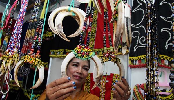Kerajinan khas Dayak (Foto: Antara) Kerajinan khas Dayak (Foto: Antara)
