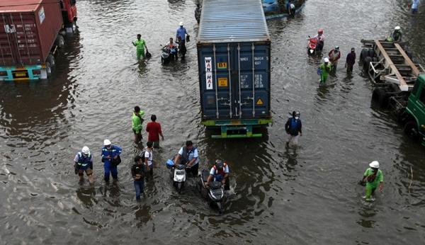 Pelabuhan Tanjung Emas Terendam Banjir Rob, Terminal Peti Kemas Hentikan Operasional