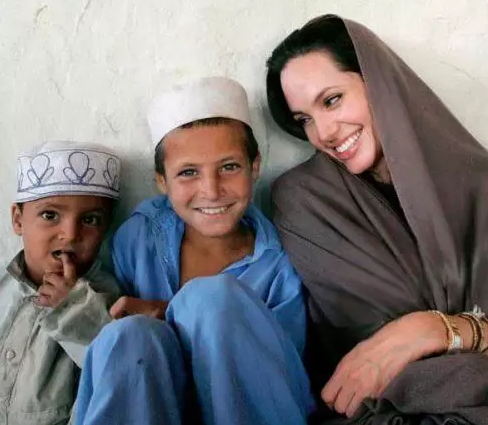 Artis Hollywood Tampil Cantik saat Kenakan Hijab. (Foto: Instagram)