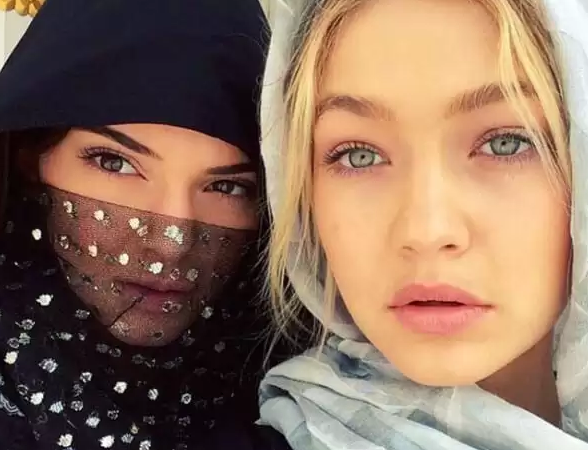 HIJAB KENDALL Artis Hollywood Tampil Cantik saat Kenakan Hijab. (Foto: Instagram)