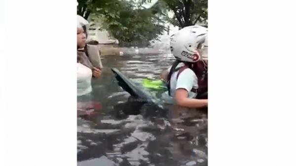 banjir rob semarang-1 Pekerja pabrik mendorong motor yang tenggelam saat banjir rob di Semarang (Istimewa)