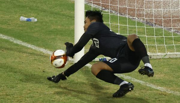 Media Malaysia Semuanya Bola sorot kiper Timnas Indonesia U-23 Ernando Ari. Penjaga gawang Persebaya Surabaya itu disebut-sebut bakal jadi The Next Kurnia Meiga. (Foto: REUTERS/Navesh Chitrakar)