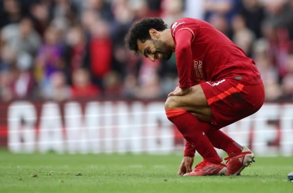 Winger Liverpool, Mohamed Salah memperlihatkan raut wajah kecewa usai gagal membawa timnya juara Liga Inggris 2021/2022. Adapun Liverpool yang dibelanya menang 3-1 melawan Wolverhampton Wanderers di Stadion Anfield, Minggu (22/5). (Foto: REUTERS)