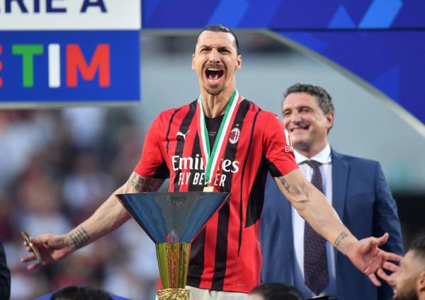 Striker AC Milan, Zlatan Ibrahimovic Striker AC Milan, Zlatan Ibrahimovic merayakan gelar juara Liga Italia 2021/2022 seusai timnya mengalahkan Sassuolo di Stadion Mapei, Minggu (22/5/2022). (Foto: REUTERS)
