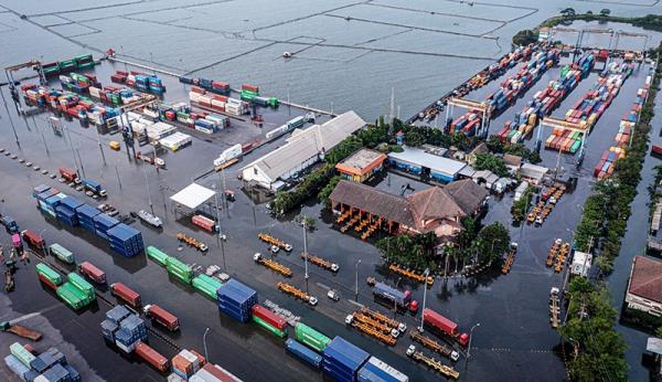 Penampakan Kawasan Pelabuhan Tanjung Emas Semarang Masih Terendam Banjir Rob