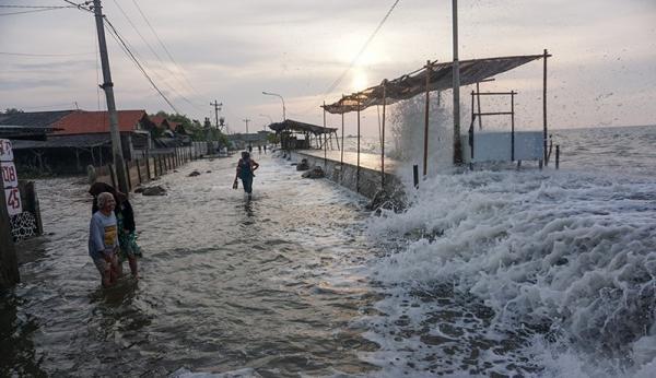 BMKG: Waspada Gelombang Tinggi hingga 4 Meter di Sejumlah Perairan Indonesia