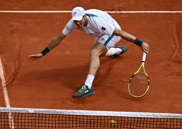Facundo Bagnis Petenis asal Argentina Facundo Bagnis dibuat pingsan oleh permainan Medvedev. (foto: REUTERS/Dylan Martinez).