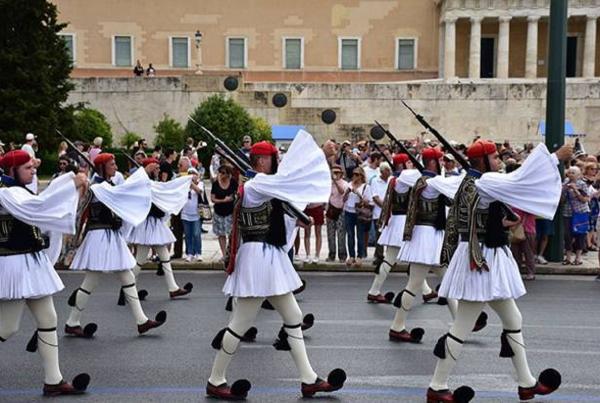 Seragam Militer Yunani Seragam tentara pengawal kepresidenan Yunani. (Foto: Dok. SINDOnews)