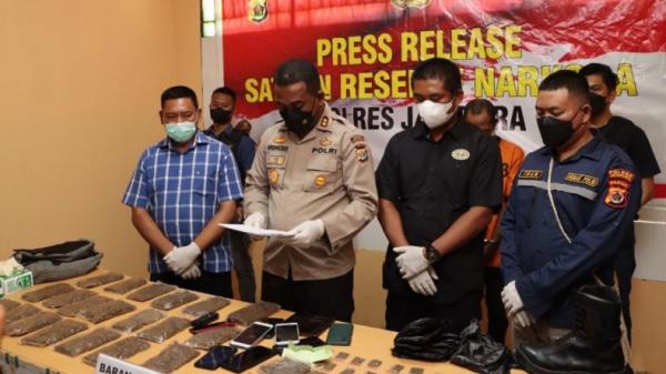 Polisi Tangkap 2 Pengedar Narkoba di Jayapura, Sita Ganja 1 Kg Lebih