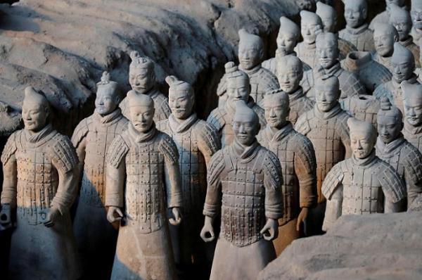 Tera Cotta Army adalah patung tanah liat yang terdiri dari 7.000 patung prajurit, 600 kuda, dan 100 kereta, merupakan bagian dari makam Shi Huangdi, penguasa pertama Kekaisaran Tiongkok yang juga merupakan pendiri Dinasti Qin.  (Foto: Reuters)