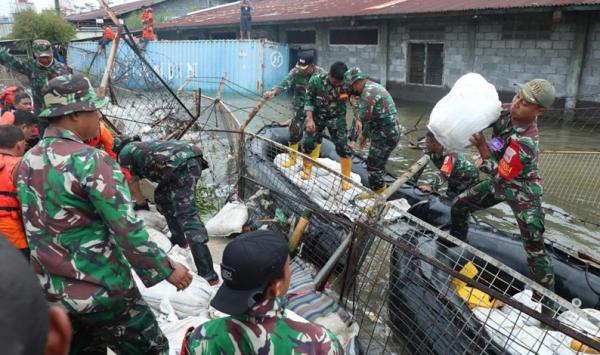 TNI-Polri dan Relawan Berjibaku Perbaiki Tanggul Jebol, Terjang Banjir 1 Meter