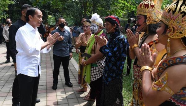 Presiden Joko Widodo bertemu seniman di Taman Balekambang, Solo, Jawa Tengah. (Foto Setpres).