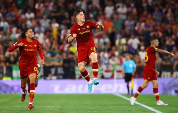 Gelandang AS Roma, Nicolo Zaniolo Gelandang AS Roma, Nicolo Zaniolo (22) merayakan gol ke gawang Feyenoord Rotterdam dalam laga final Liga Konferensi Eropa 2021/2022 di Stadion Air Albania, Tirana, Kamis (26/5/2022). (Foto: REUTERS/Florian Goga)