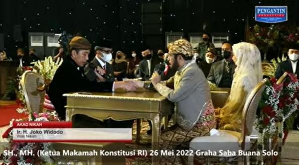 Presiden Joko Widodo (Jokowi) saat menikahkan adiknya Idayati dengan Ketua MK Anwar Usman, Kamis (26/5/2022). Foto: tangkapan layar YouTube.