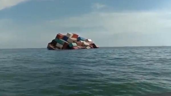 Kapal mengangkut kontainer berisi gulungan kertas oleng saat berlayar dari Perawang Riau menuju Singapore, Kamis (26/5/2022). (Foto: Iwan Mohan).