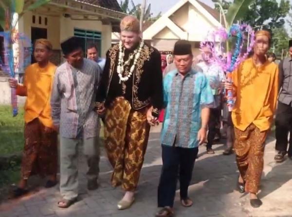 Proses pernikahan pria bule AS saat menikahi gadis desa asal Jombang. (Foto: iNews TV/Mukhtar Bagus)