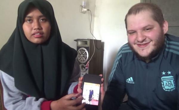 Gadis asal Jombang menunjukkan foto pernikahannya dengan sang suami asal Amerika. (Foto: iNews TV/Mukhtar Bagus)