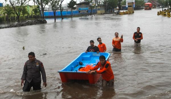 Lanal Rob8 Sejumlah warga maupun pekerja pelabuhan saat menumpang di atas truk trailer saat banjir rob menggenangi pelabuhan Tanjung Emas Semarang, Kamis (26/5/2022). Hari ini banjir rob mulai surut. (iNews.id)