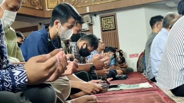 DOA BERSAMA ANAK RIDWAN KAMIL Ratusan ASN di lingkungan Pemprov Jabar menggelar doa bersama di Masjid Al Muttaqim. (FOTO: iNews/ERVAN DAVID)