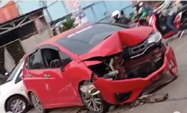 Kecelakaan Tunggal, Mobil Tabrak Separator di Pamulang